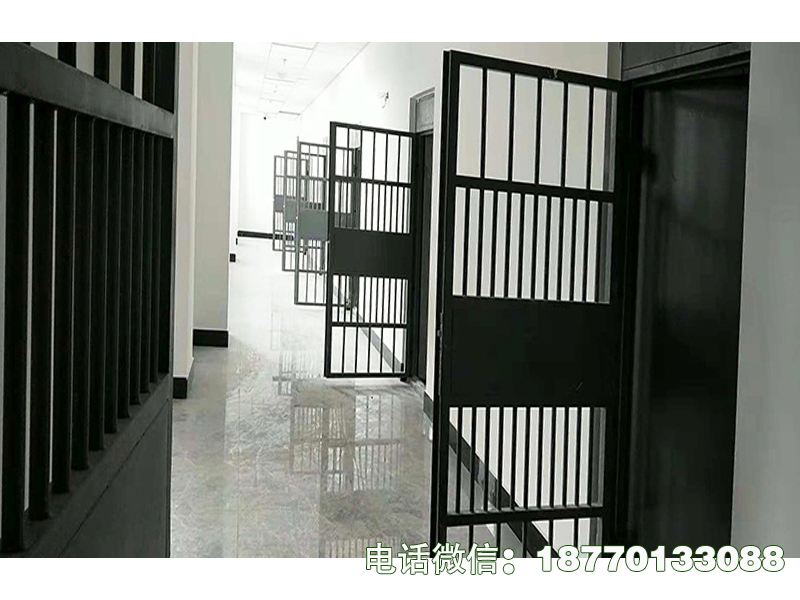 鸡冠监狱宿舍铁门